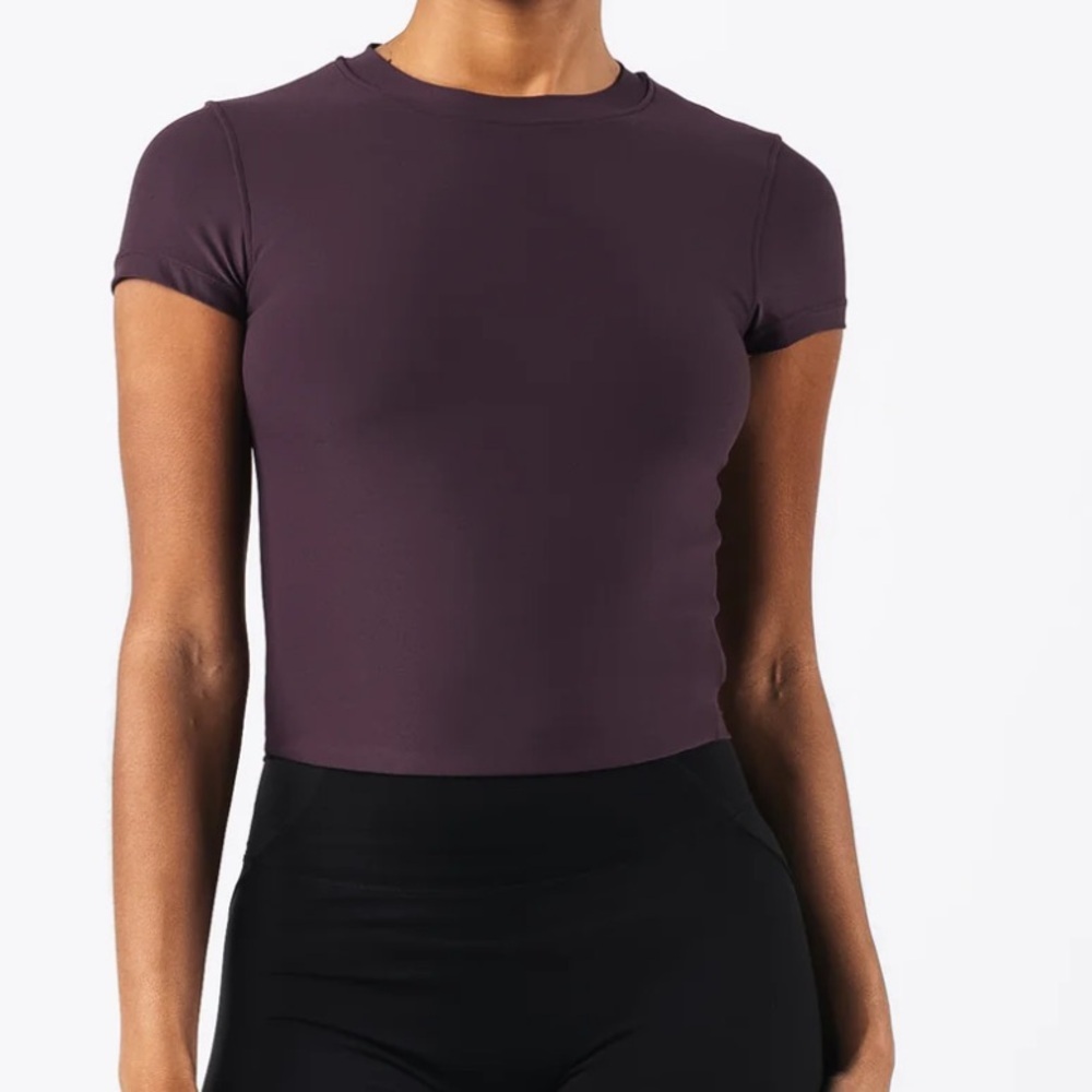 Alphalete Basics Tee - Black Garnet